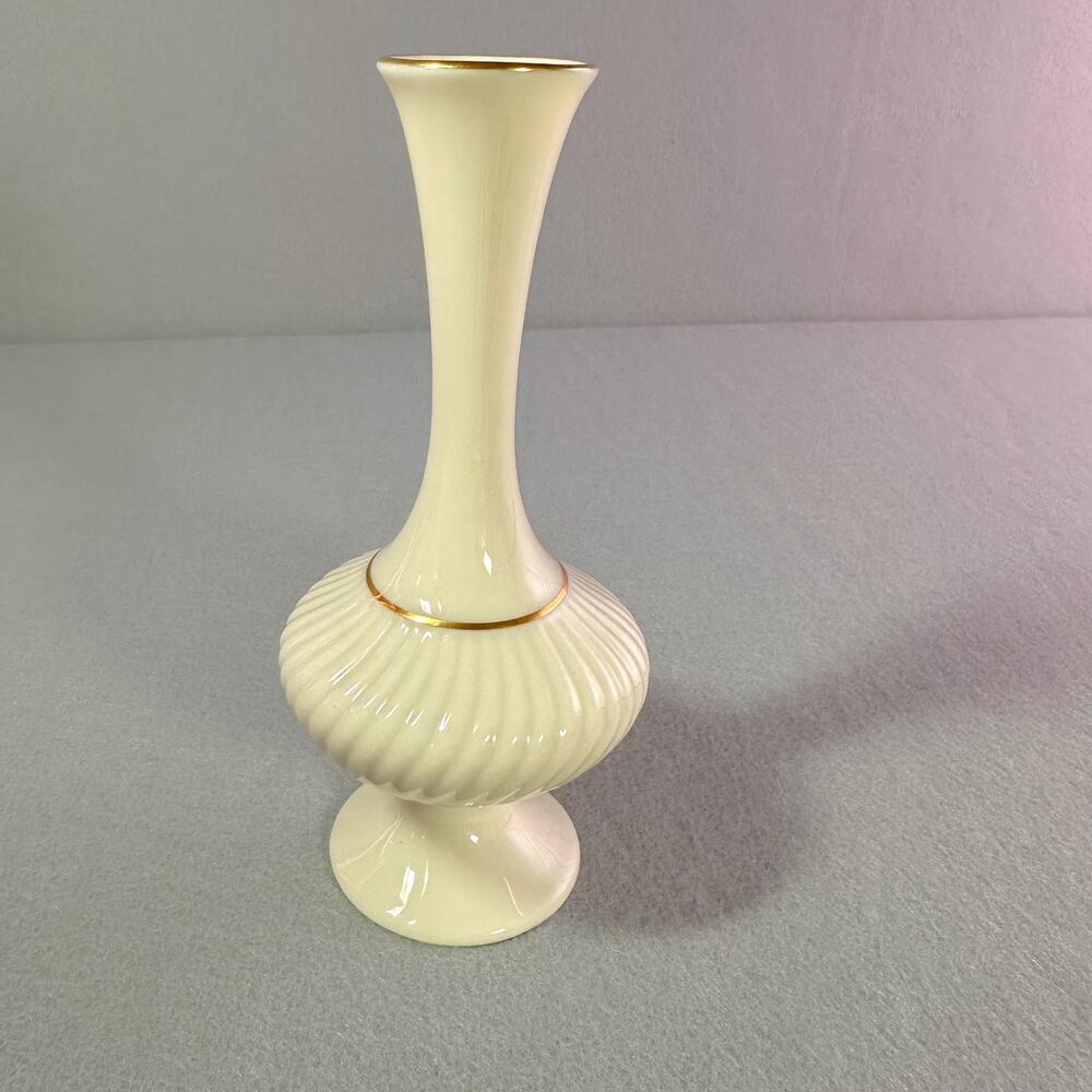 Lenox USA Regency Salt & Pepper Shakers & Coordinating Bud Vase with 24k Trim - Picture 3 of 8